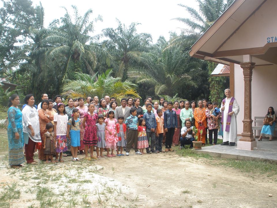 Bersama Pastor, Seluruh umat dan pengurus ? Foto Sr. Leonisia FCJM